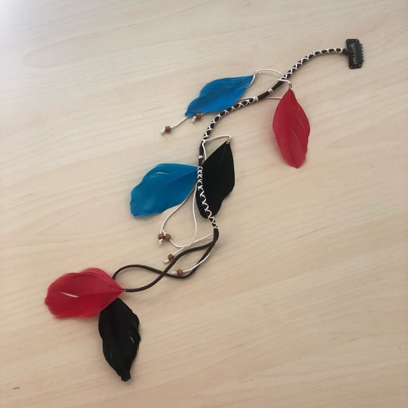 Pocahontas Feather Hair Clip for Halloween - Picture 1 of 3